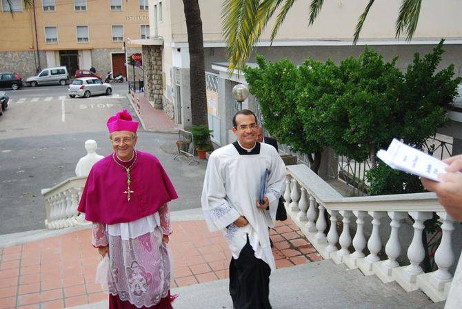 Don Renato Di Furia è il nuovo parroco di Vallecrosia. Ieri la cerimonia di insediamento