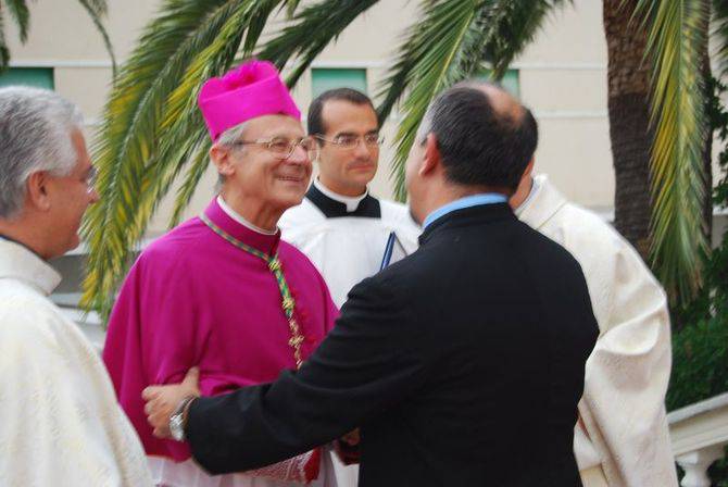 Don Renato Di Furia è il nuovo parroco di Vallecrosia. Ieri la cerimonia di insediamento