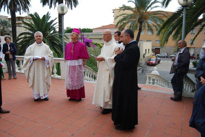 Don Renato Di Furia è il nuovo parroco di Vallecrosia. Ieri la cerimonia di insediamento