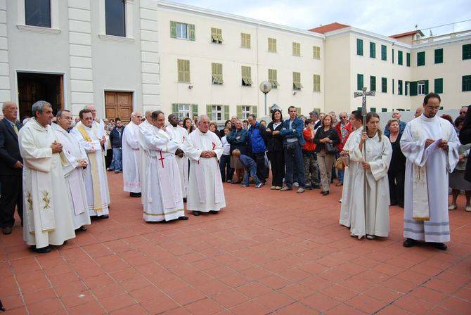 Don Renato Di Furia è il nuovo parroco di Vallecrosia. Ieri la cerimonia di insediamento