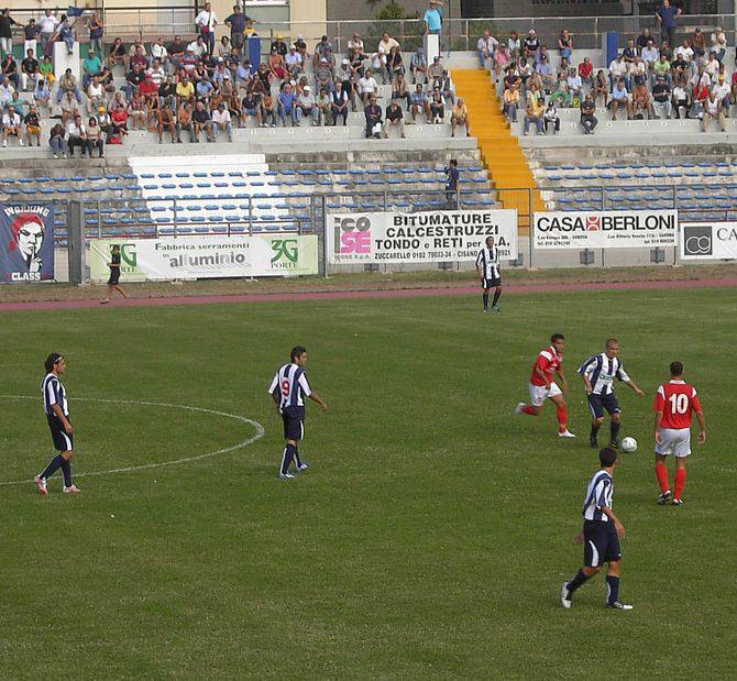 Un momento della partita pareggiata per 1-1 dalla Sanremese a Savona