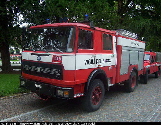 Incendiano automobile e prende fuoco il bosco. Vigili del fuoco e carabinieri in azione nella notte