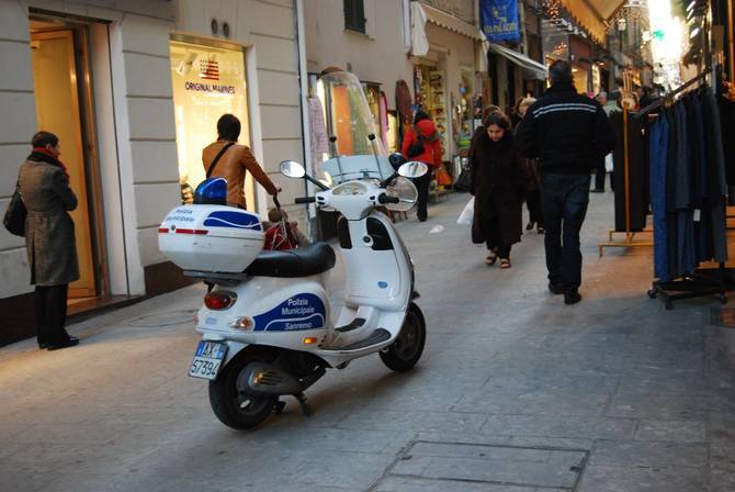 Luminarie natalizie, prima accensione ieri in via Palazzo a Sanremo