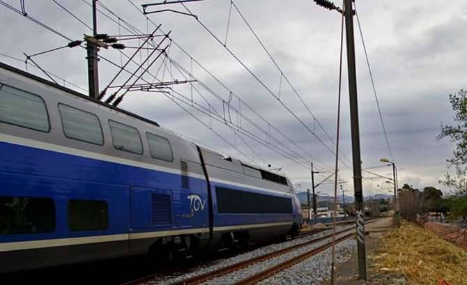 Due migranti provano a raggiungere la Francia sul tetto di un Tgv: salvati a Nizza