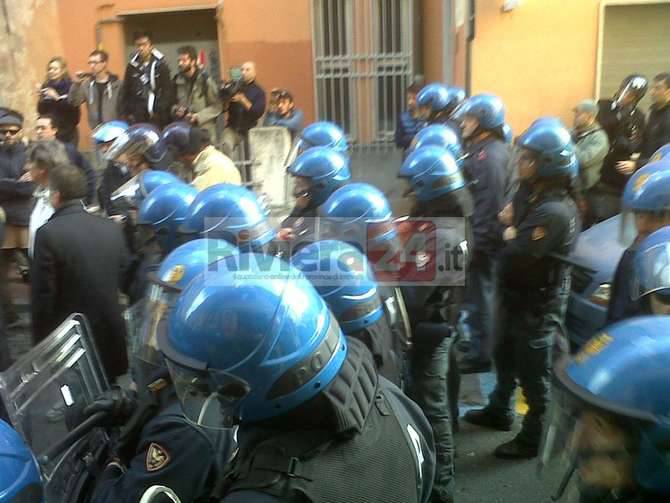 manifestazione pro tunisini polizia antisommossa