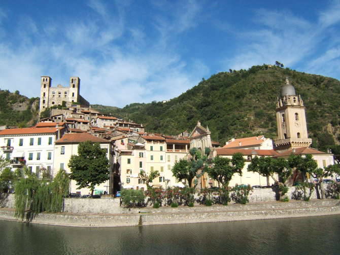 Visita guidata di Dolceacqua e del Castello dei Doria con degustazione di Rossese e prodotti tipici