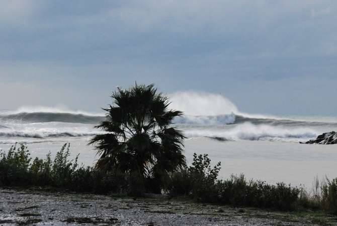 mareggiata ventimiglia spiaggia 8 novembre 2011