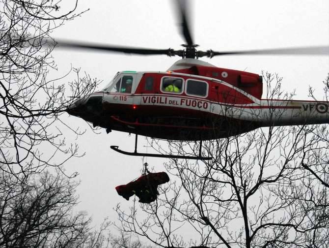 Motocarro finisce in una scarpata in zona Zunchi, 21enne trasportato in elicottero a Santa Corona