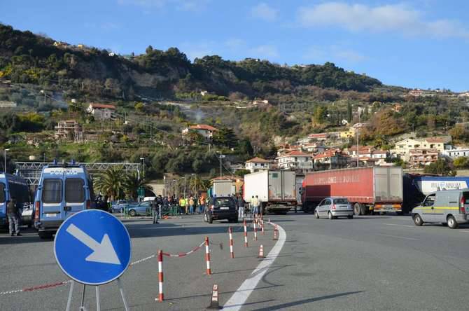 Blocco dei tir alla barriera di Ventimiglia: aggiornamenti e FOTOSERVIZIO