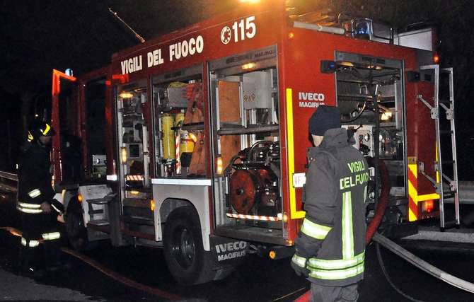 Sanremo, auto distrutta dalle fiamme nella notte