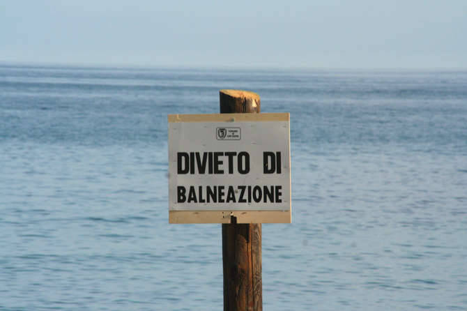 Vietato fare il bagno anche a Sanremo, divieto di balneazione tra i due porti