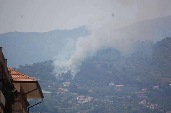 Ventimiglia, incendio in frazione Ville: possibile intervento dei mezzi aerei