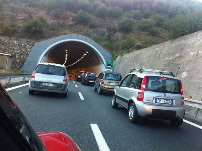 Disagi sulle autostrade liguri: code e rallentamenti su A10, A12 e A26