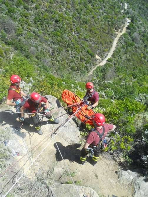 Non solo umani, i vigili del fuoco in azione nei boschi tra Pigna e Triora per salvare un cane