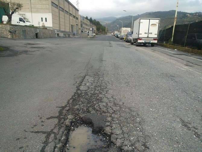 Barcheto di Imperia, la strada come una pista e i residenti protestano