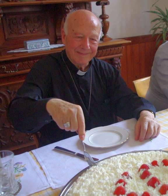 Il taglio della torta in occasione del 60° di Messa (giugno 2012)