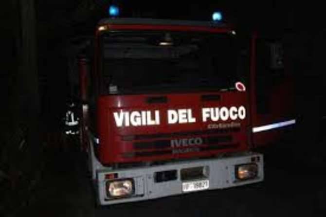 Con l’auto nel torrente a Diano San Pietro, soccorso dai pompieri