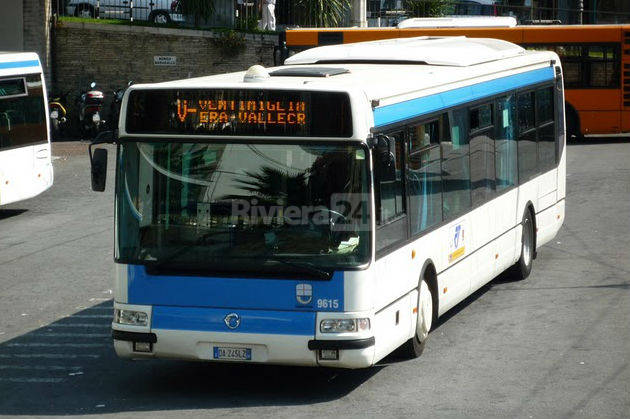 Ventimiglia, anziana derubata sull’autobus dai migranti: nel portafoglio le uniche foto dei figli morti anni fa