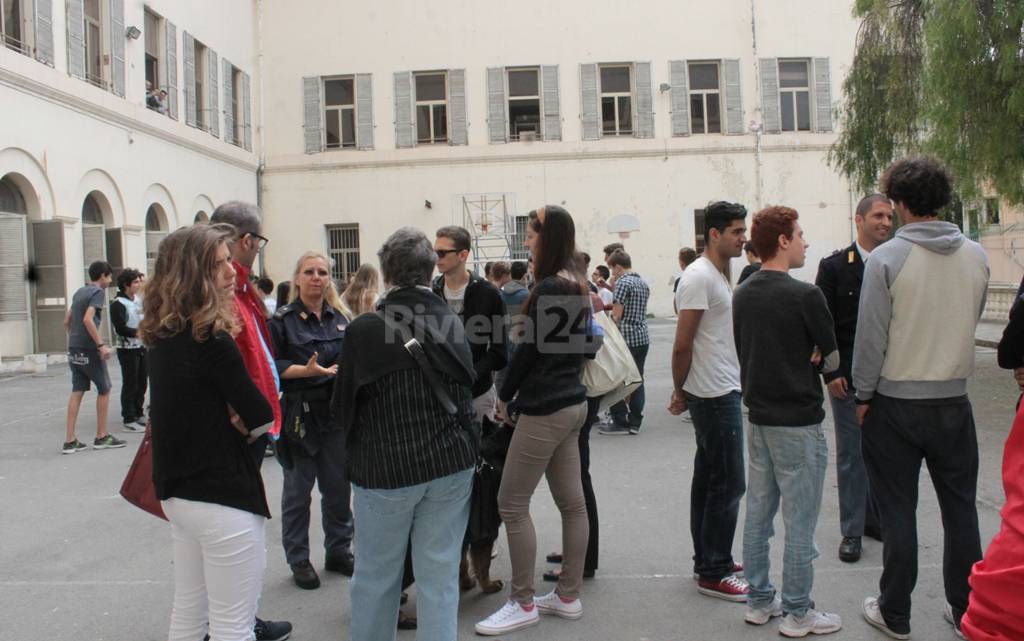 Sanremo, la battaglia contro la droga parte da scuola. Gli agenti del reparto cinofili all&#8217;Istituto Colombo