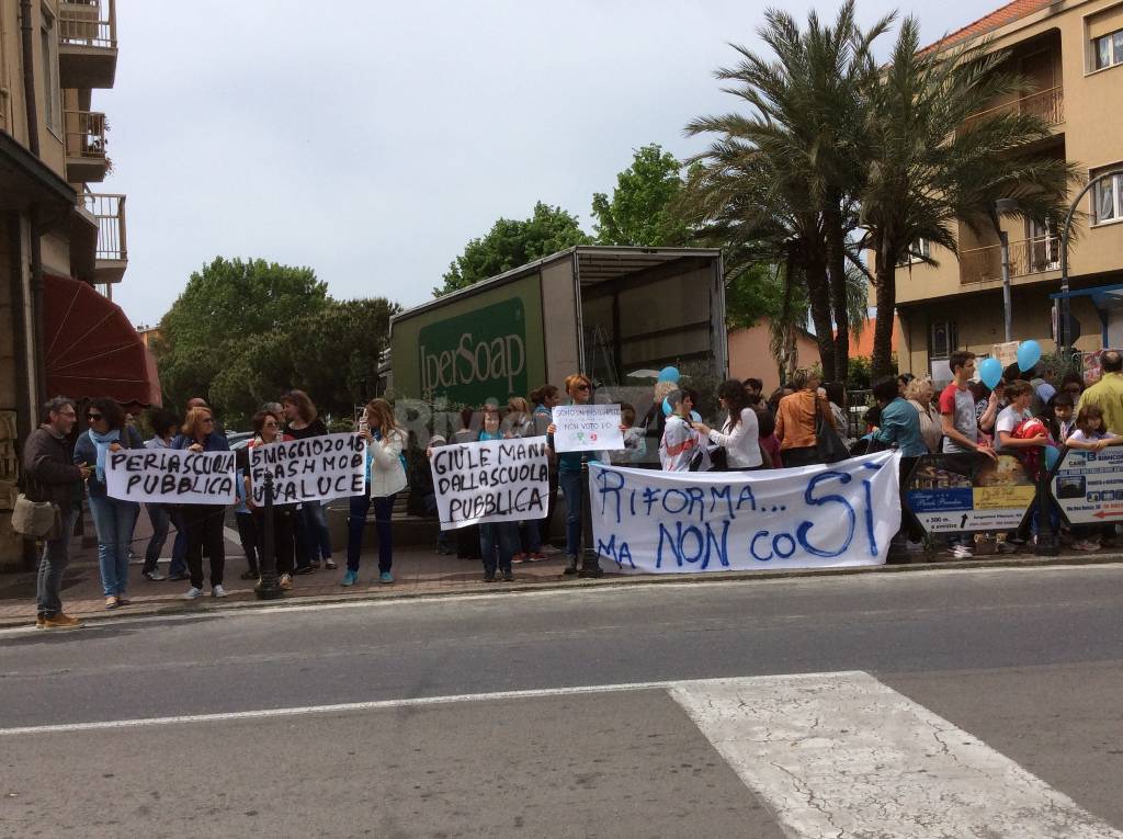 Vallecrosia, flash mob contro la #buonascuola di Renzi