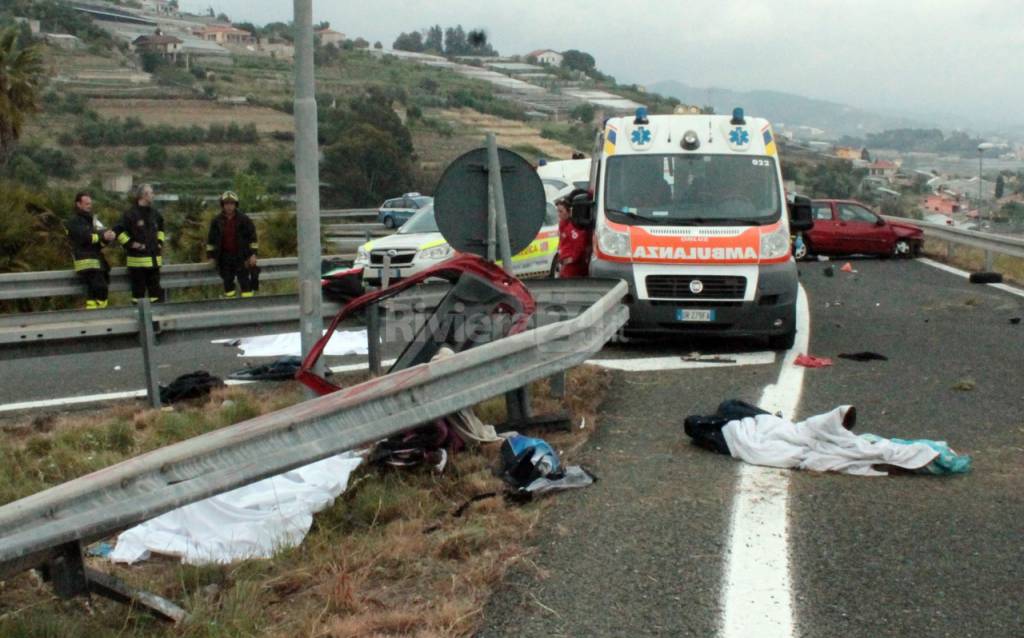 Saremo, due morti in A10: auto rubata