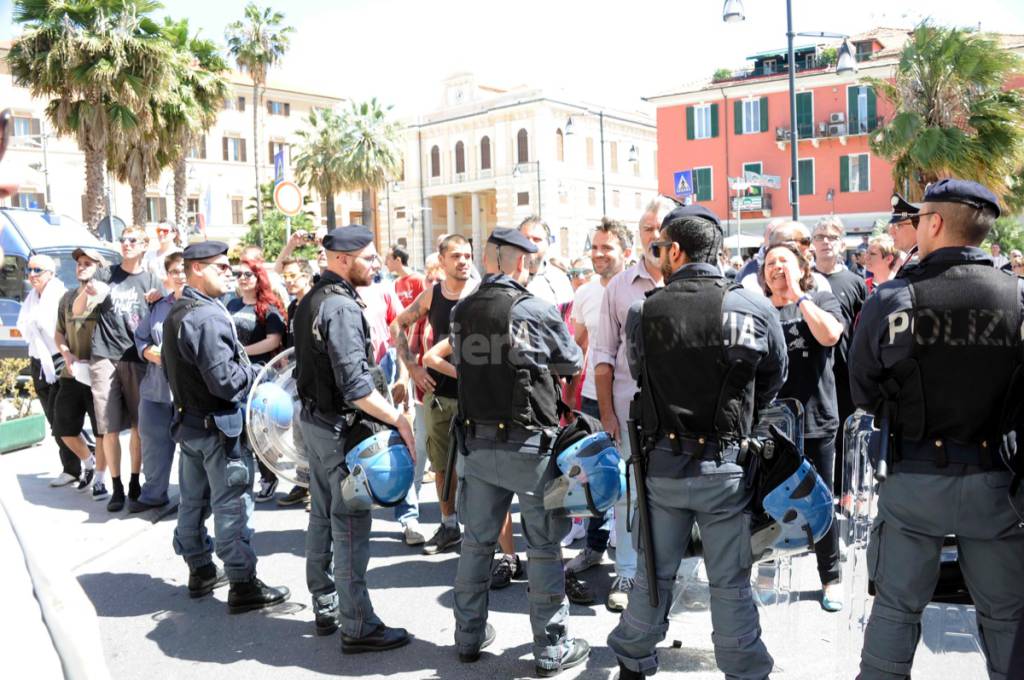 Lancio di uova contro Salvini, ora c’è l’inchiesta della Procura