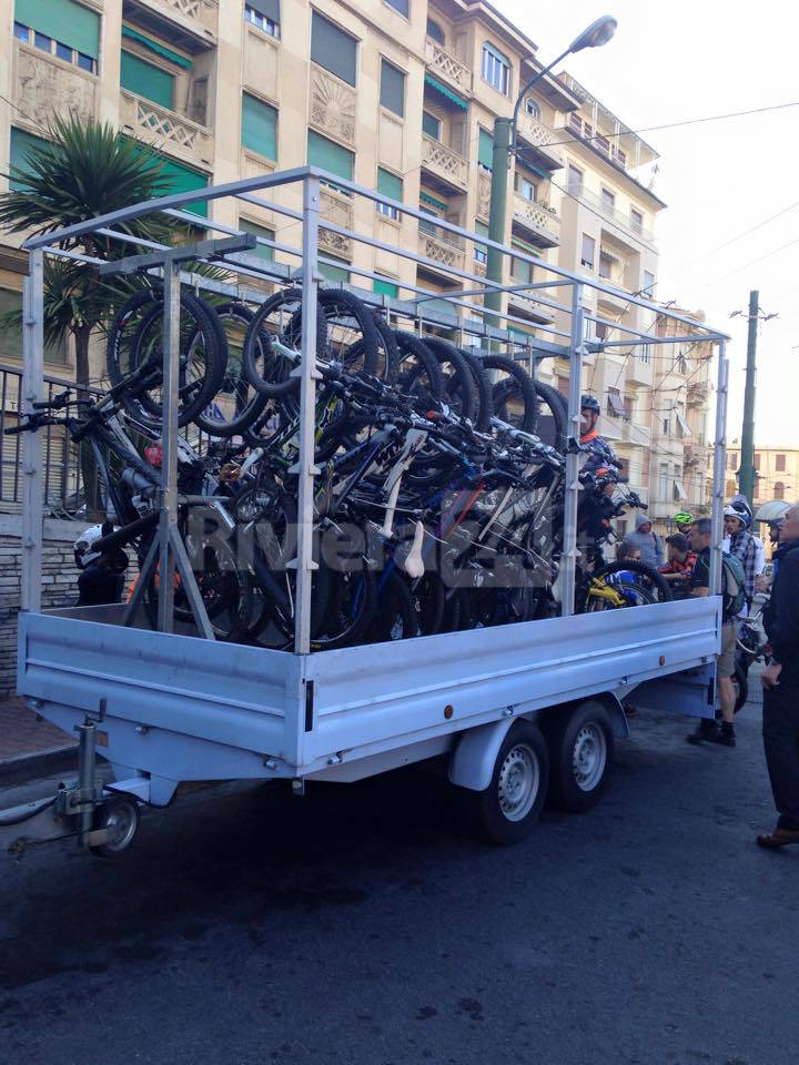 Navetta Rt con carrello porta bici, le immagini dei ciclisti a San Romolo