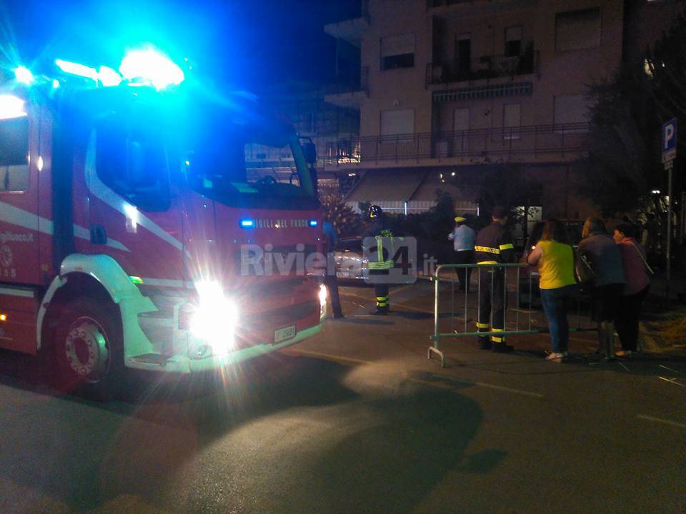 Bordighera, spavento in centro città: una palma crolla su un’auto vicino al comando della Polizia Locale