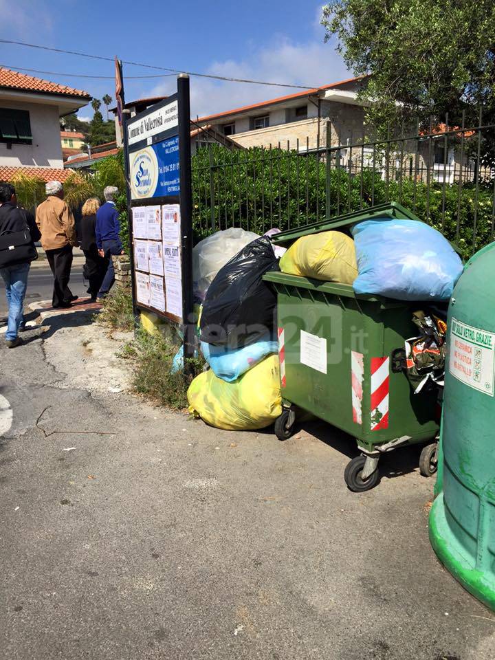 Vallecrosia, aumentano i “furbetti” della spazzatura e arriva l’ordinanza del sindaco: previste multe salate per chi non si adegua