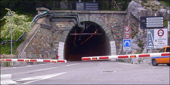 Camion in panne all’interno del tunnel del Tenda, traffico bloccato