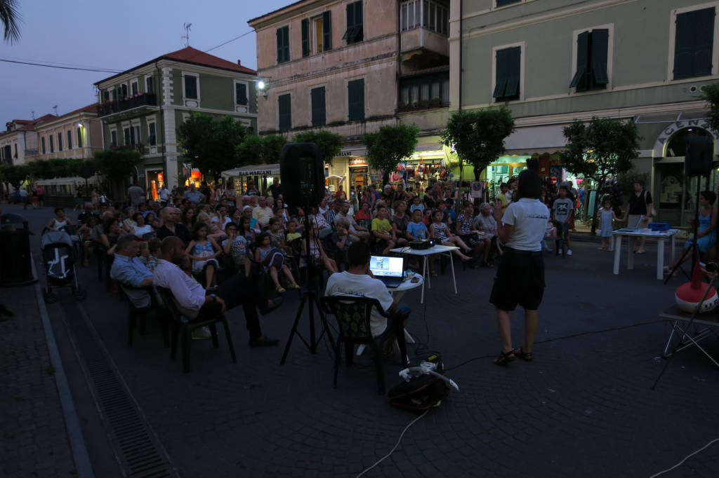 conferenza in piazza diano marina