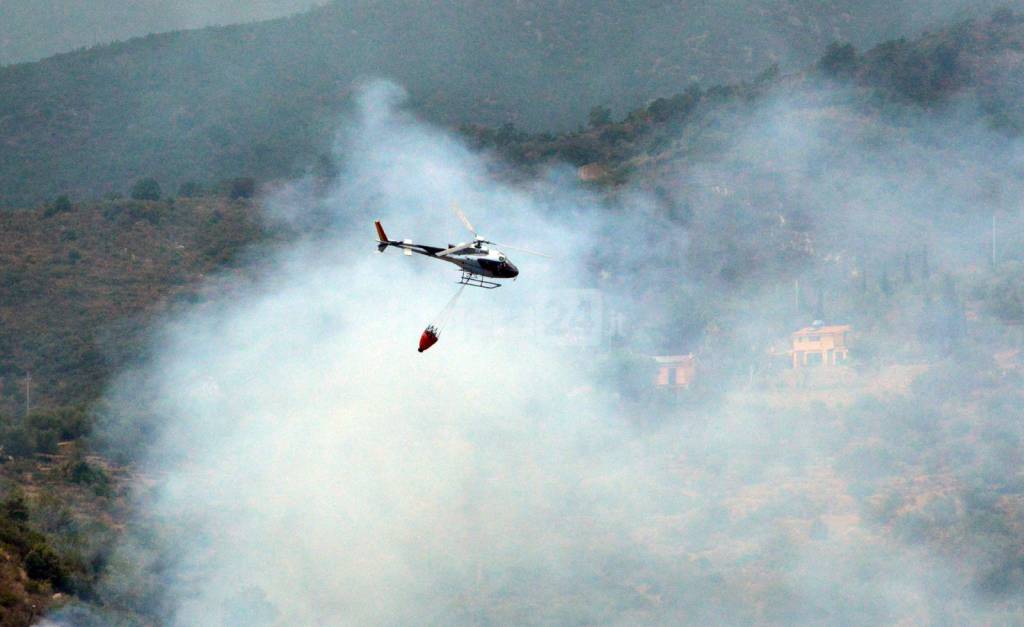 Sanremo, incendio sulle alture: interviene l'elicottero