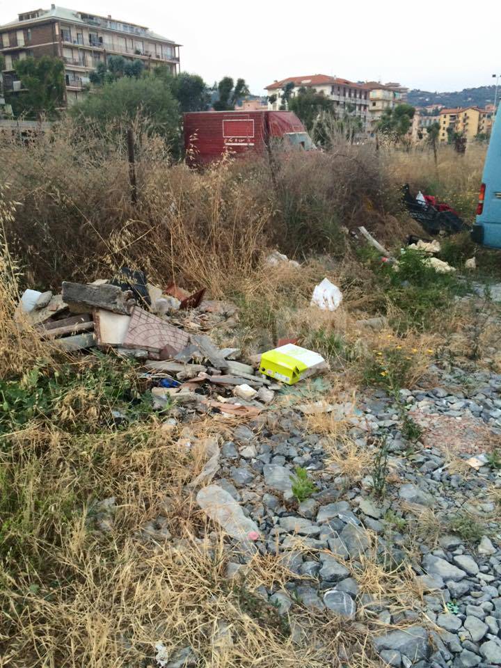 “Cleaning the park”, M’IMporta pulisce il parco urbano di Imperia