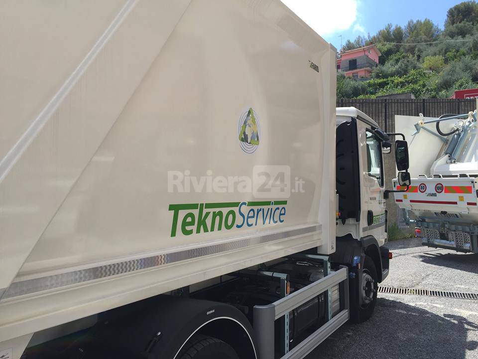 Imperia, stipendi in ritardo alla “Teknoservice”: la protesta di un operaio