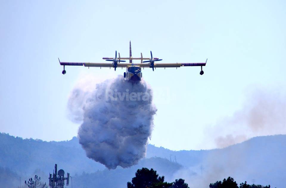 Dolcedo, brucia il bosco in località Santa Brigida: canadair in volo