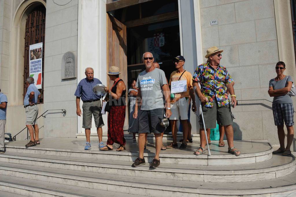 La protesta dei cani sulla spiaggia del Prino approda in Comune