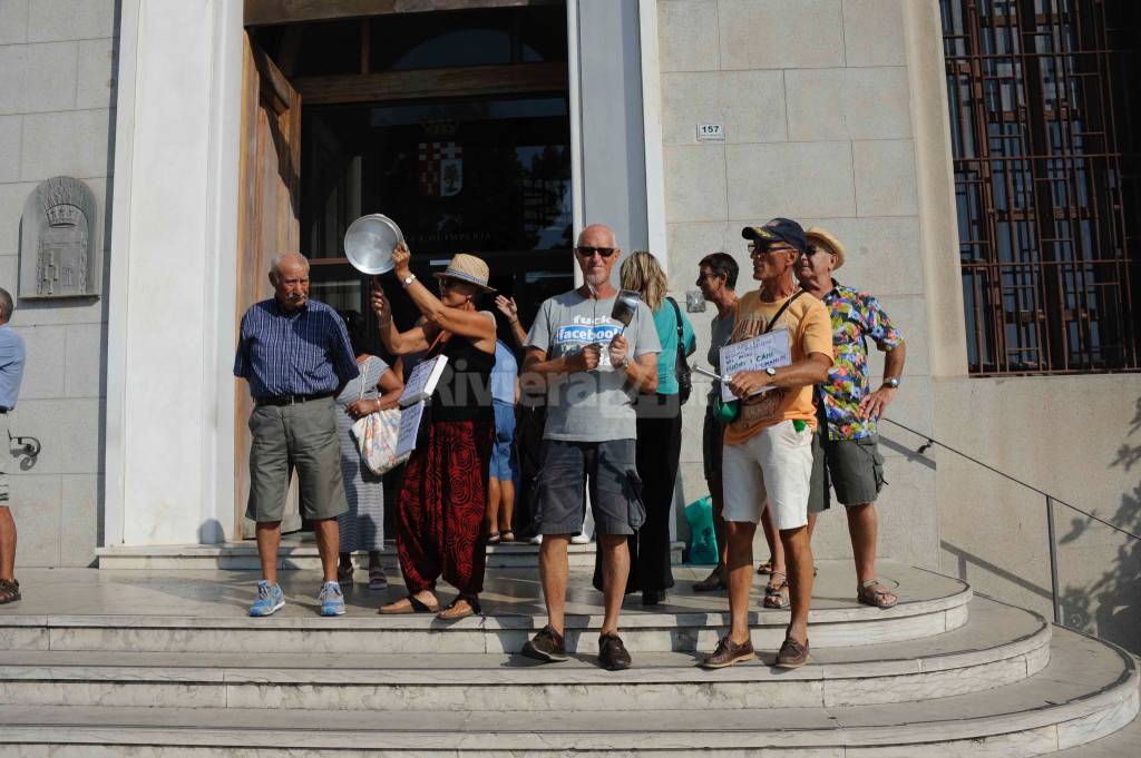 La protesta dei cani sulla spiaggia del Prino approda in Comune