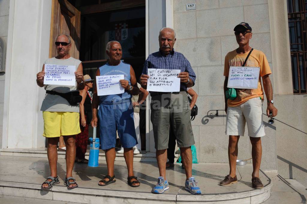 La protesta dei cani sulla spiaggia del Prino approda in Comune