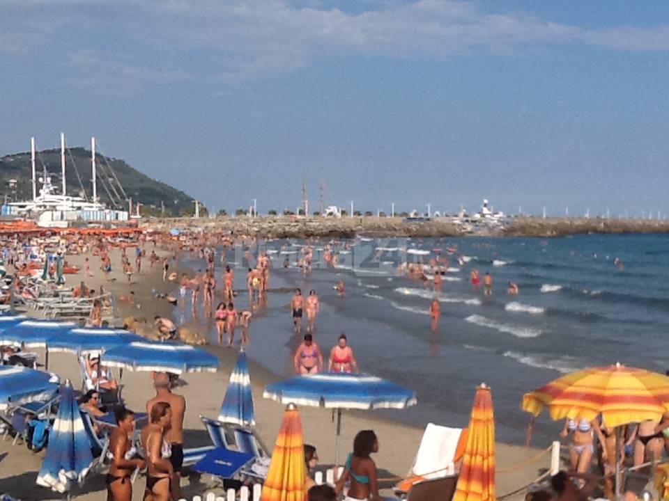 turisti in spiaggia imperia agosto 2015