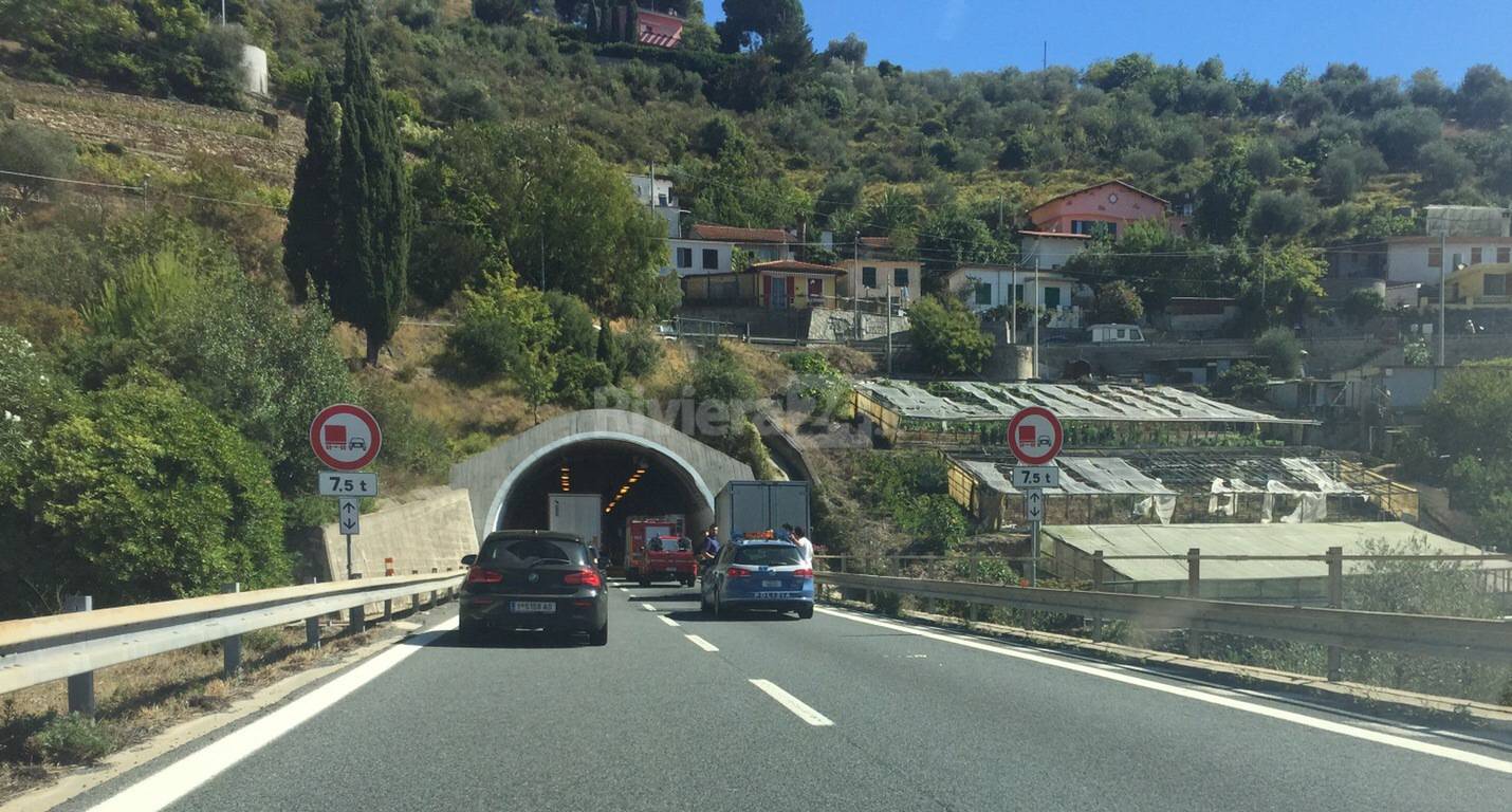 Veicolo in fiamme sull’A10, code tra Sanremo Ovest e Arma di Taggia