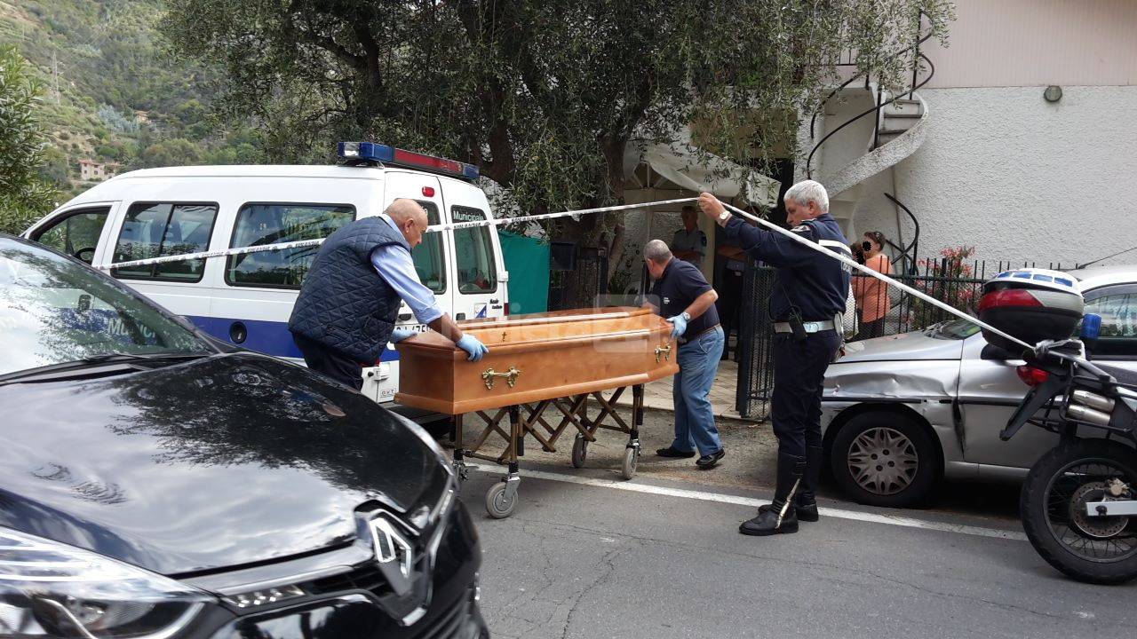 Bordighera, il dramma di A. S., 51enne trovata morta nel giardino di casa