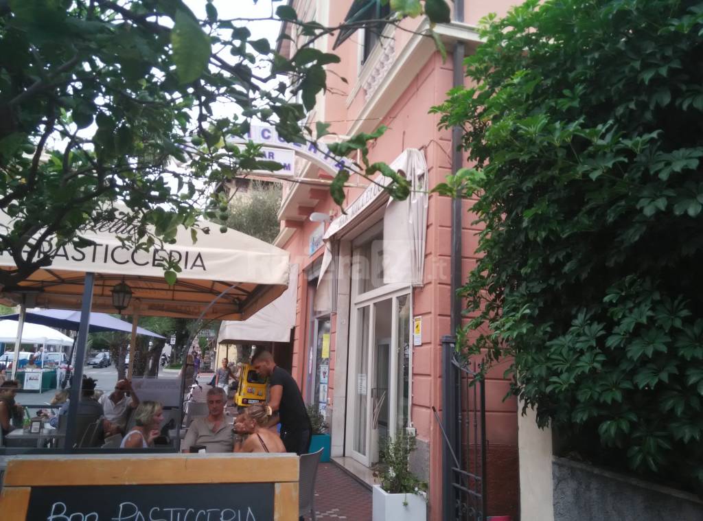 Pasticceria di Bordighera prepara torte con cuori infranti…per “festeggiare” i divorzi