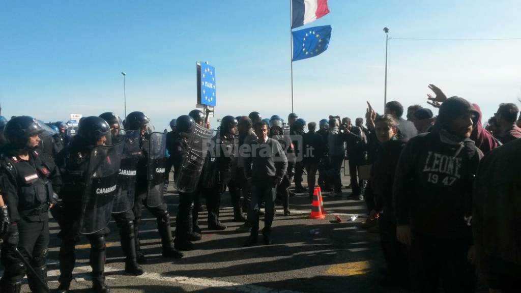 Sgombero No Borders, antagonisti italo-francesi cercano varcare il confine: bloccati dalla Celere