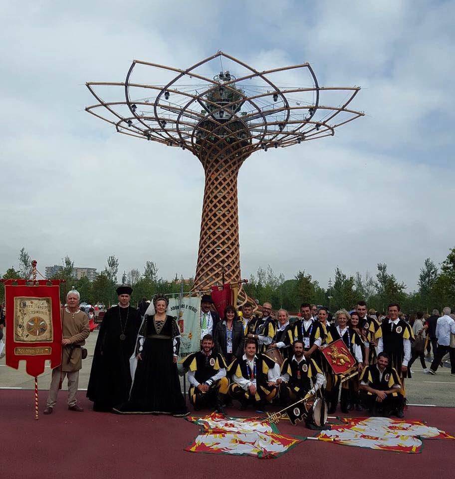 sbandieratori a expo 