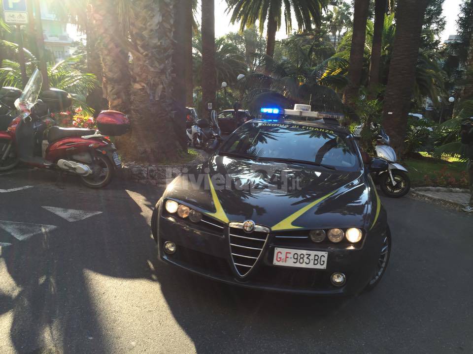 Sanremo, blitz della Finanza in Comune: 15 auto delle Fiamme Gialle a Palazzo Bellevue