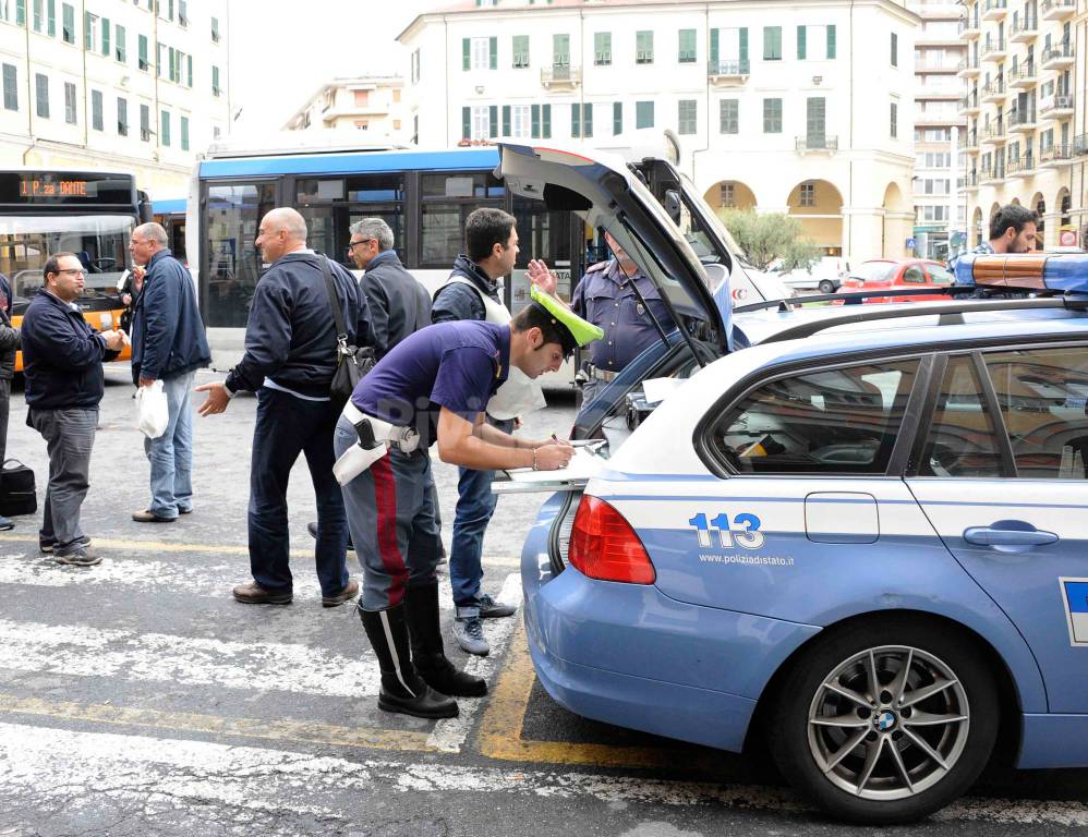 Imperia, raffica di controlli della Stradale in piazza Dante: nel mirino pullman della Riviera Trasporti