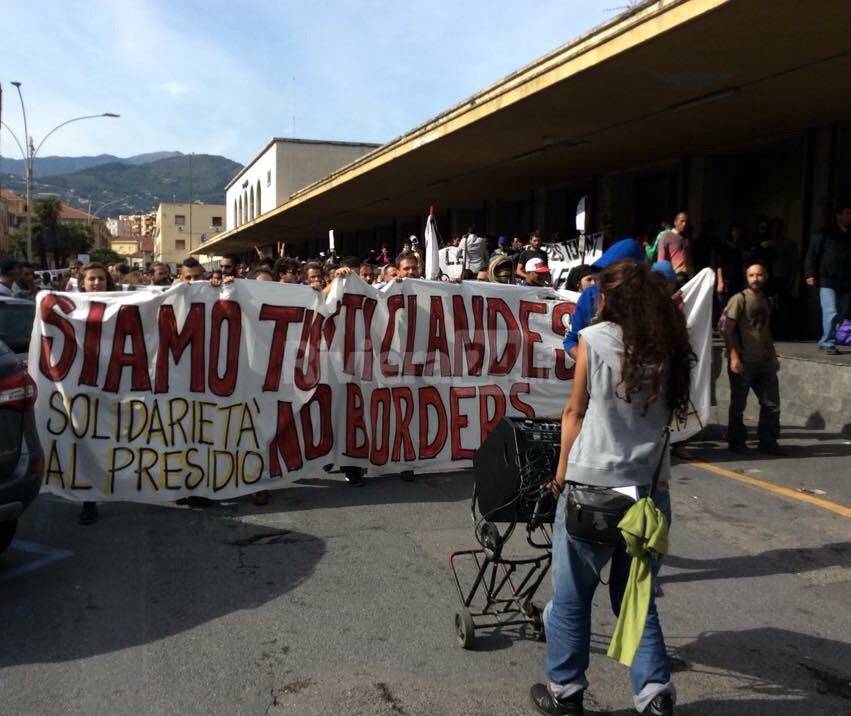 Ventimiglia, no borders: “Staremo qui finché non libererete i nostri compagni rinchiusi nel campo di accoglienza”