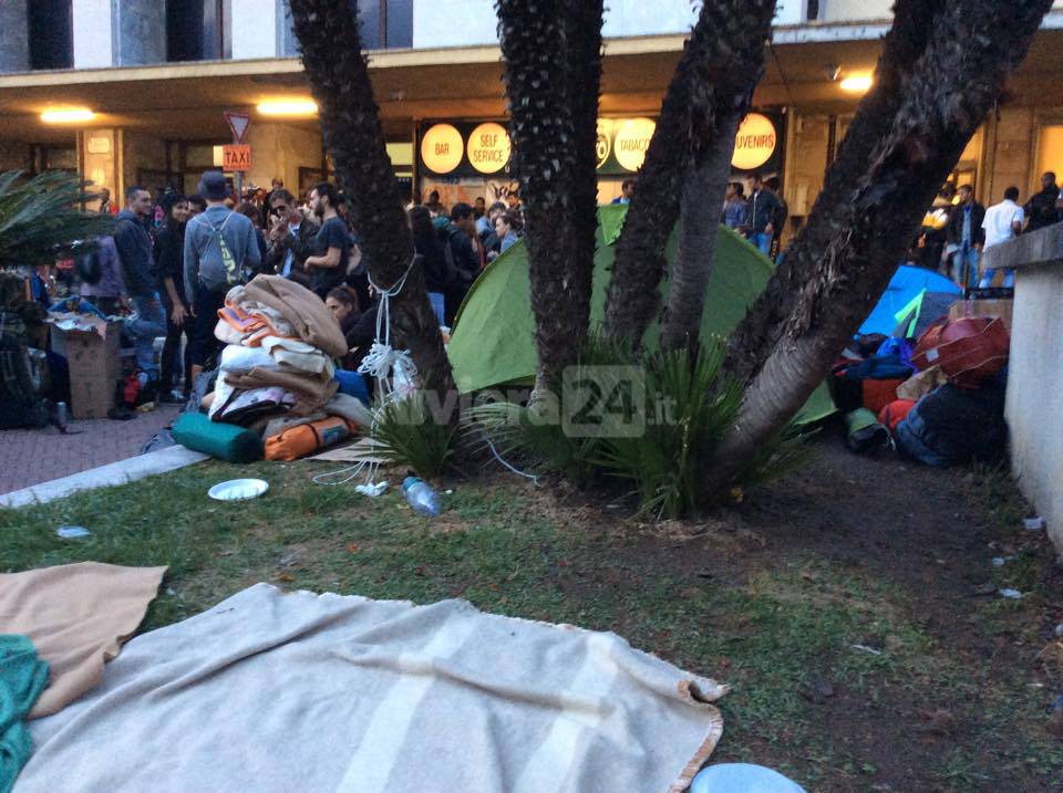 “We are not going back”: i No Borders si preparano al bivacco in piazza della stazione