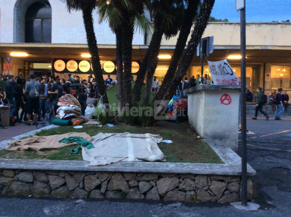 “We are not going back”: i No Borders si preparano al bivacco in piazza della stazione