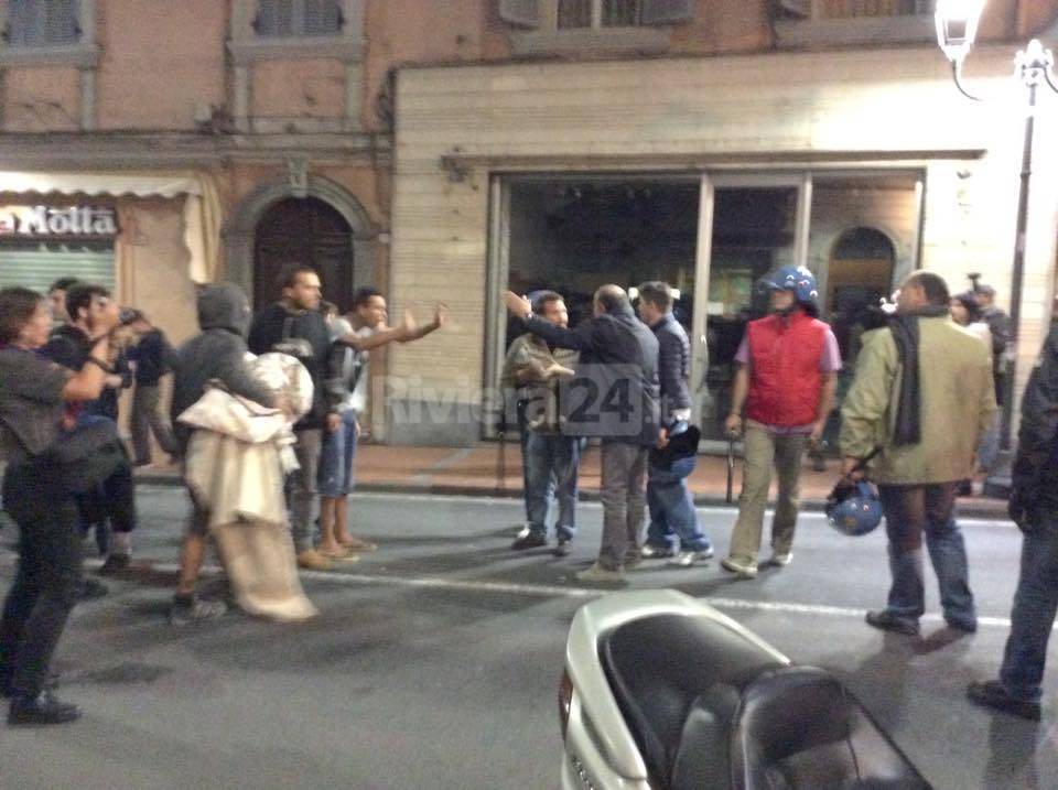 Tensione in serata in piazza Battisti, No Borders sgomberati dalla stazione ferroviaria